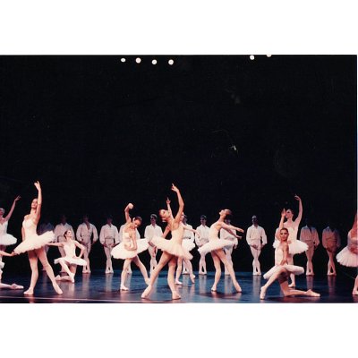 Anna De Cardi Center Stage